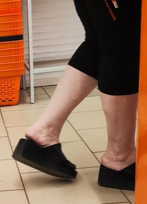 Gorgeous plump older woman with thick toes