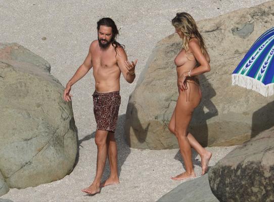 Celebridade COUGAR Heidi Klum (51) Praia Topless em St.