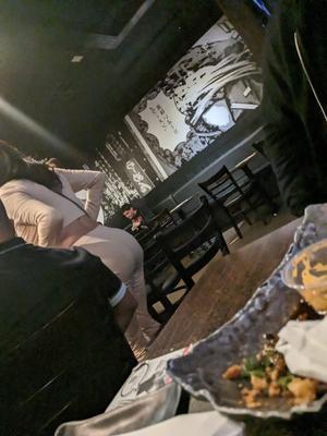 MILF caliente se inclina en el restaurante