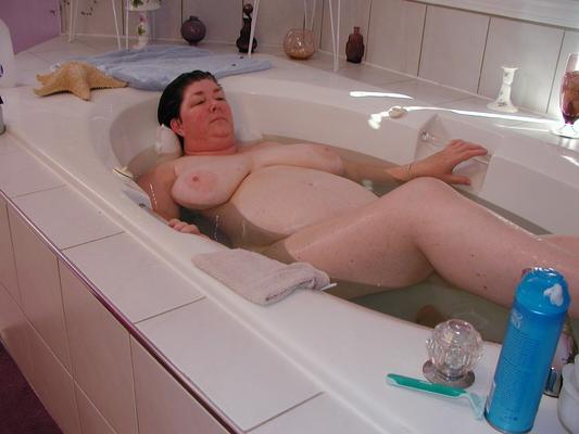 Bathtime with BBW Slut Patricia!