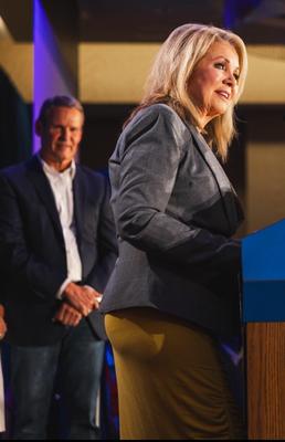 El gobernador Bill Lee mirando el culo de la senadora Marsha Blackburn