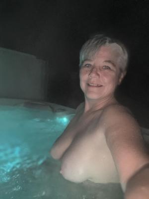 Mi puta en el jacuzzi