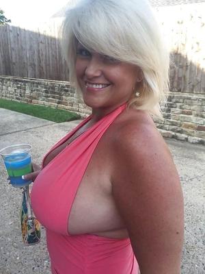 blonde MILF milchig