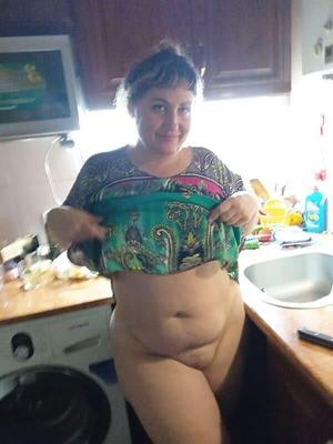 BBW madura en la cocina y su coño graso