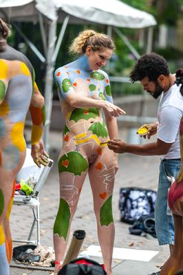 Bodypainting nu dans les rues de New York Vol. VI