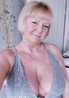 Granny Downblouse is a Massive Weapon of Seduction ! 