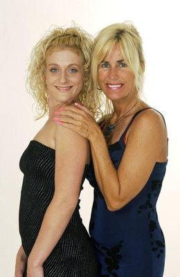 Blonde Mutter und Tochter