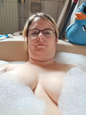 Michaela em Der Wanne und Dusche