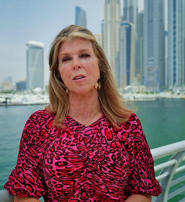 Peituda uk milf tit vagabunda kate garraway, na TV Fuck Tour em Dubai