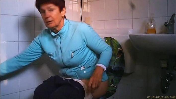 Irene schöne reife Dame auf der Toilette